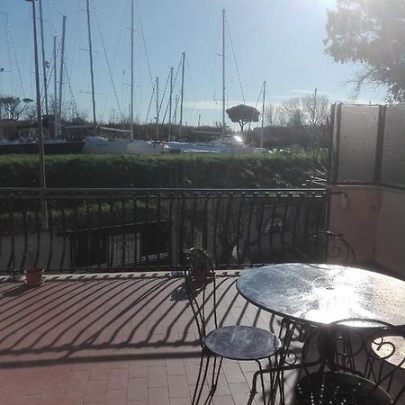 Apartament A Santy'S House 1Piano-No Lift-Shuttle A Pagamento-Raggiungibile A Piedi Aeroporto-Fermata Bus Fiera Di Roma A 3 Minuti-Air Condiz Ed Extra Bed For A Fee A Pagamento Fiumicino Zewnętrze zdjęcie