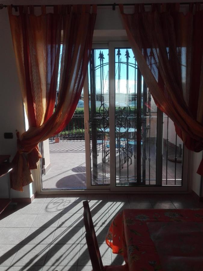 Apartament A Santy'S House 1Piano-No Lift-Shuttle A Pagamento-Raggiungibile A Piedi Aeroporto-Fermata Bus Fiera Di Roma A 3 Minuti-Air Condiz Ed Extra Bed For A Fee A Pagamento Fiumicino Zewnętrze zdjęcie